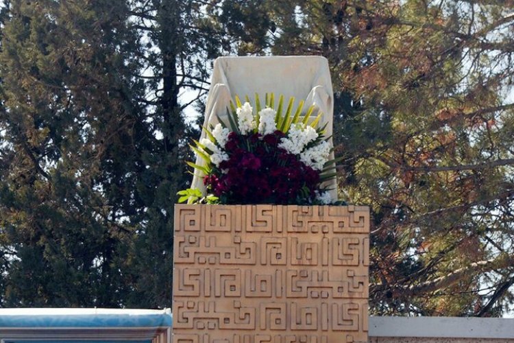 نثر الزهور على قاعة خطاب الإمام الخميني في جنة الزهراء