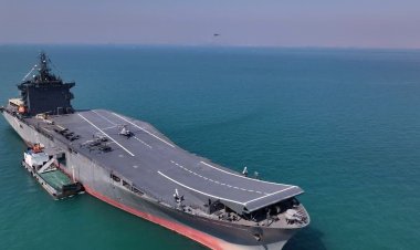 ايران تستعرض حاملة الطائرات بدون طيار في مياهها الإقليمية  سميت باالشهيد باقري