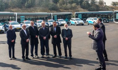 تدشين حزمة النقل الكهربائي التي تشتمل على ترام وحافلات وسيارات الأجرة الكهربائية لأسطول النقل العام في العاصمة طهران.