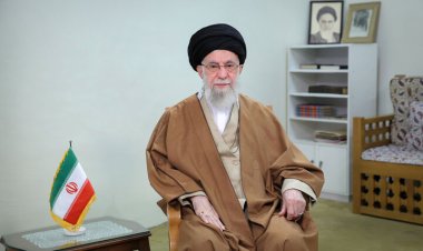 السيد الخامنئي  عام 1404 هجري شمسي سيكون "عام الاستثمار من أجل الإنتاج"