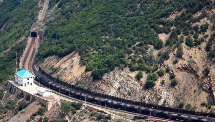 قطار روسيا-باكستان يبدأ بالمرور عبر ممر السكك الحديدية الإيراني