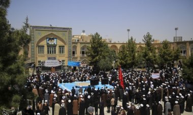 الحوزة العلمية في قم: إيـ.ران باقية وترامب إلى مزبلة التاريخ