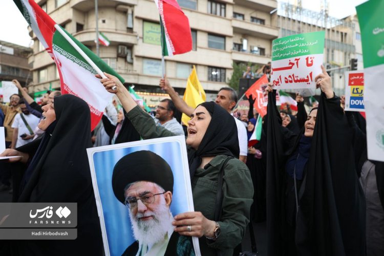 بالصور: تجمع جماهيري حاشد في طهران تقديرا لجهود القوات المسلحة في التصدي للكيان الصهيوني