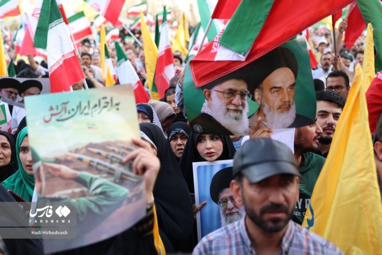 بالصور: تجمع جماهيري حاشد في طهران تقديرا لجهود القوات المسلحة في التصدي للكيان الصهيوني