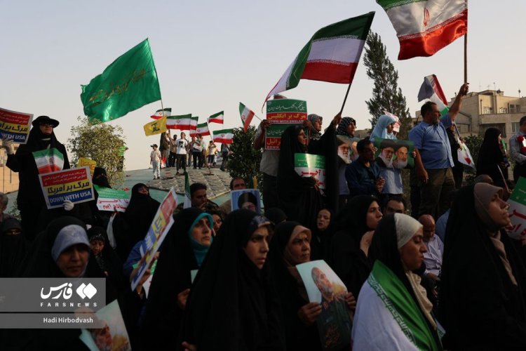 بالصور: تجمع جماهيري حاشد في طهران تقديرا لجهود القوات المسلحة في التصدي للكيان الصهيوني