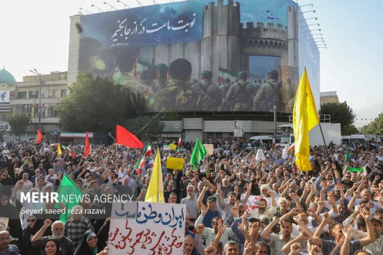 بالصور: تجمع جماهيري حاشد في طهران تقديرا لجهود القوات المسلحة في التصدي للكيان الصهيوني