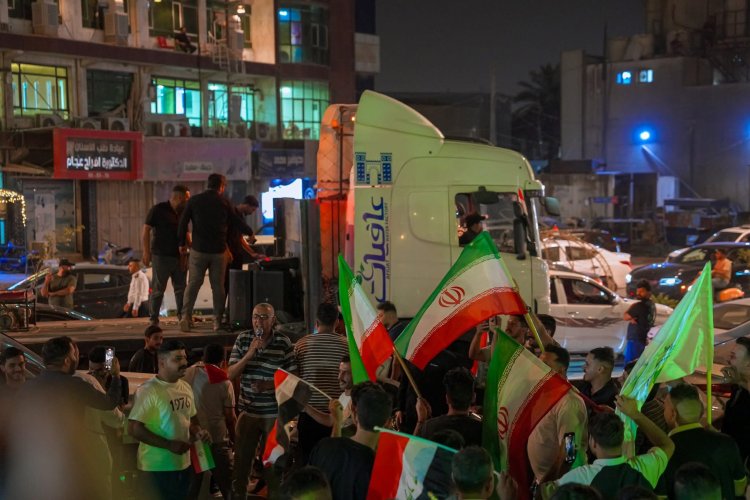 بالصور مدينة بابل العراقية : تخرج باحتفالات بعد نصر إيران وتأييد شعبي لقيادتها الدينية والسياسية