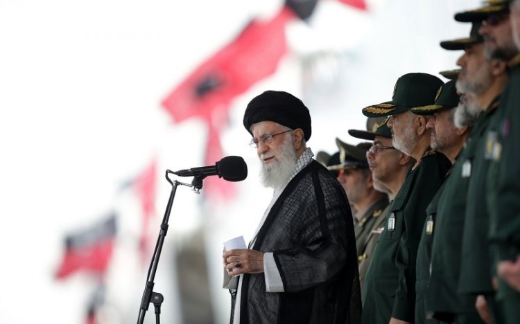 السيد الخامنئي يوجه رسالة تهديد للأمريكيين