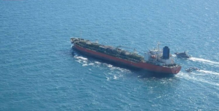 إيران تحتجز ناقلة نفط أجنبية في خليج عمان وتعتقل طاقمها