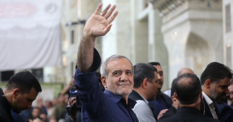 خرج من فتحة وسط الركام.. كشف تفاصيل خطيرة عن محاولة إسرائيلية لاغتيال الرئيس الإيراني