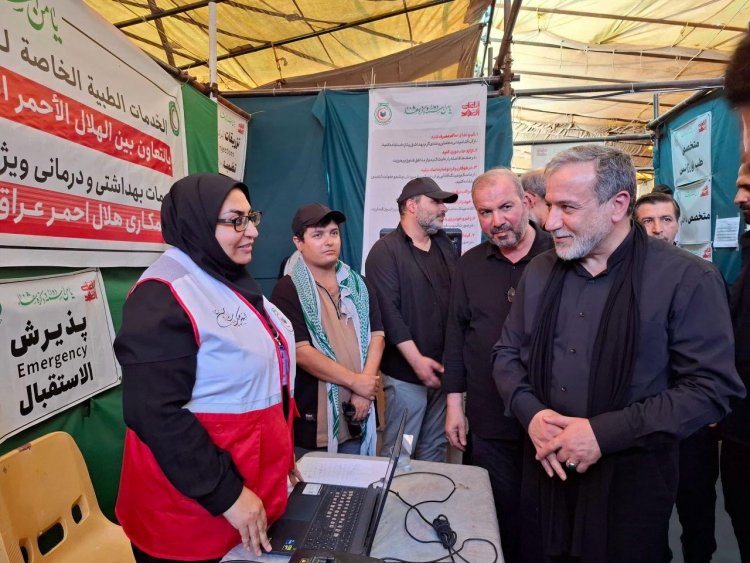 بالصور .. وزير الخارجية الإيراني  برفقه السفير آل صادق يتفقد مواكب الخدمة لأبناء بلده في زيارة الأربعين