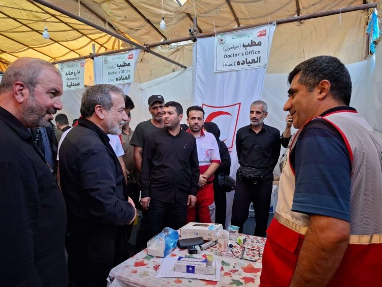 بالصور .. وزير الخارجية الإيراني  برفقه السفير آل صادق يتفقد مواكب الخدمة لأبناء بلده في زيارة الأربعين