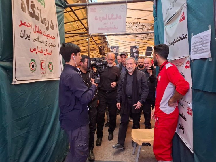 بالصور .. وزير الخارجية الإيراني  برفقه السفير آل صادق يتفقد مواكب الخدمة لأبناء بلده في زيارة الأربعين