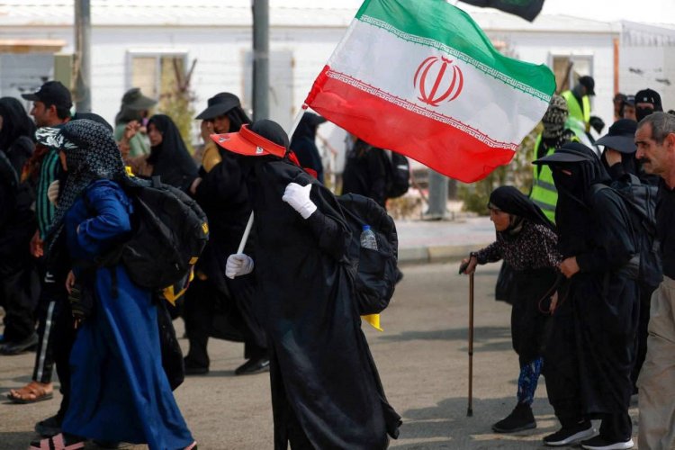 بالصور .. وزير الخارجية الإيراني  برفقه السفير آل صادق يتفقد مواكب الخدمة لأبناء بلده في زيارة الأربعين