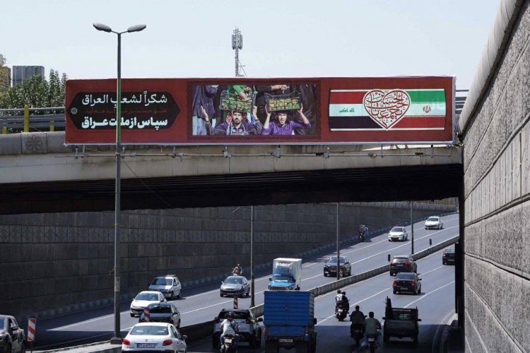 بالصور : نشر لوحات شكر للشعب العراقي وللمواكب الحسينية في شوارع طهران بعد انتهاء مراسم زيارة الأربعين
