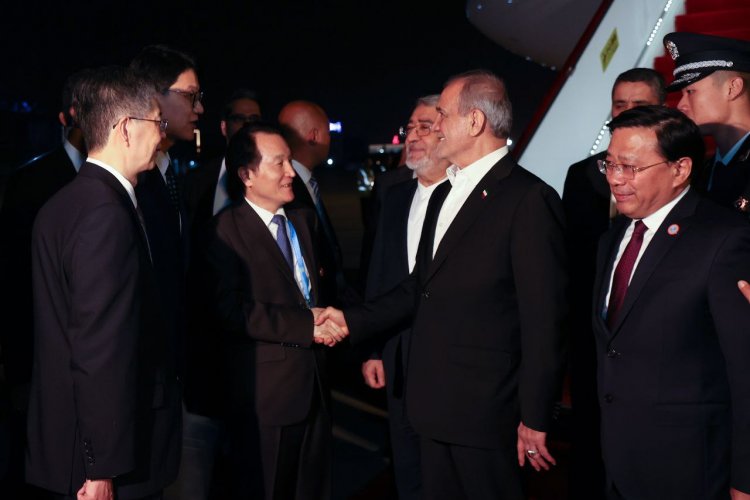 بالصور : الرئيس الإيراني يصل الى الصين