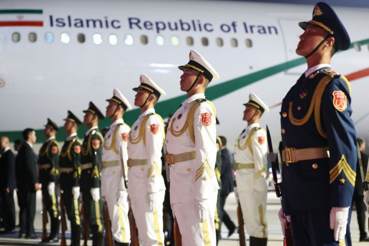 بالصور : الرئيس الإيراني يصل الى الصين