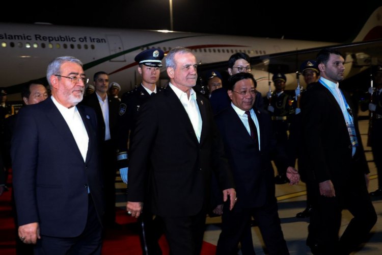 بالصور : الرئيس الإيراني يصل الى الصين