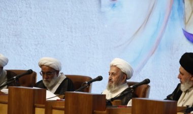 المرجع الديني آية الله السبحاني: النجف الأشرف جامعة عالمية بقيت وضاءة منذ ألف سنين