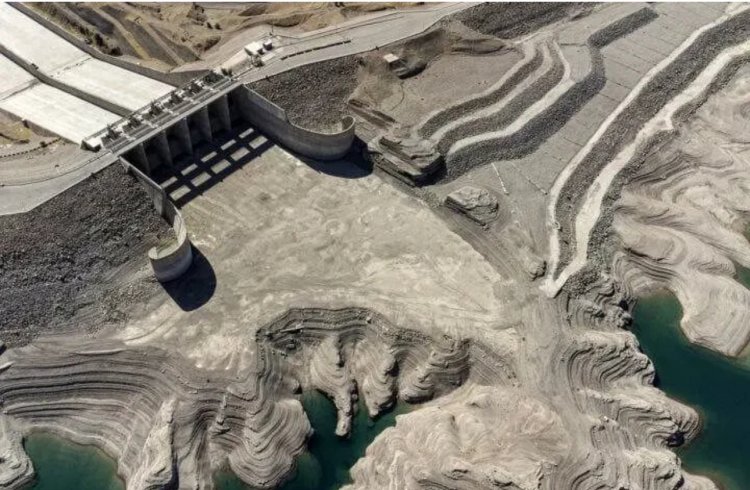 انخفاض منسوب المياه يوقف توليد الكهرباء في سدّ كرخة