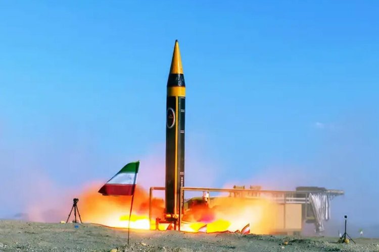 واشنطن وطهران إلى طاولة مسقط وسط «خطوط حمراء» وتأهب عسكري غير مسبوق