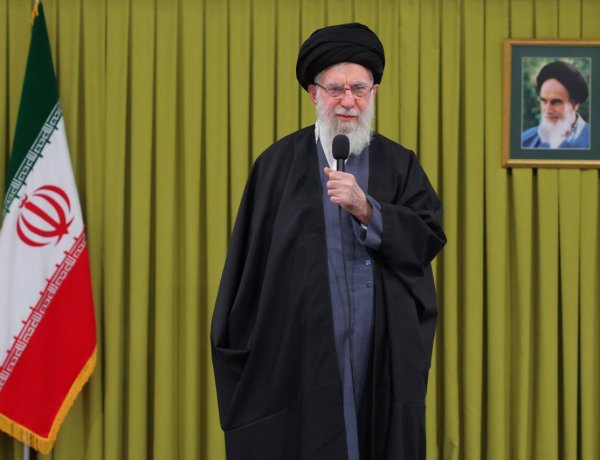 السيد علي الخامنئي: الشعب رفع رأس ايران عالياً وادخل اليأس في قلوب الاعداء