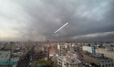 «مطر أسود» يخيم على طهران بعد حرائق مستودعات النفط