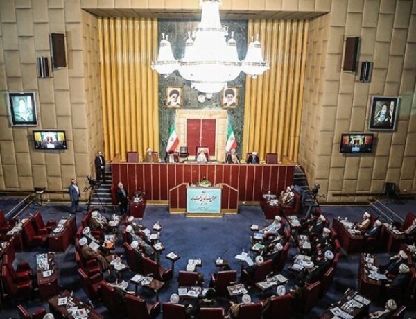 آلية اختيار القائد في إيران بعد اغتيال المرشد الأعلى الإيراني وصلاحياته الدستورية