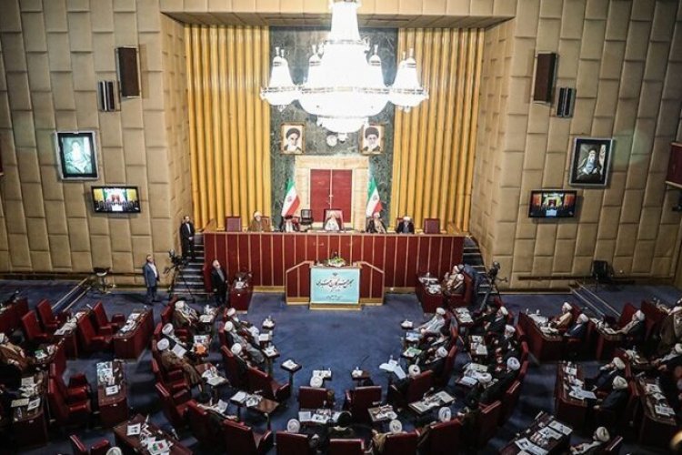 آلية اختيار القائد في إيران بعد اغتيال المرشد الأعلى الإيراني وصلاحياته الدستورية