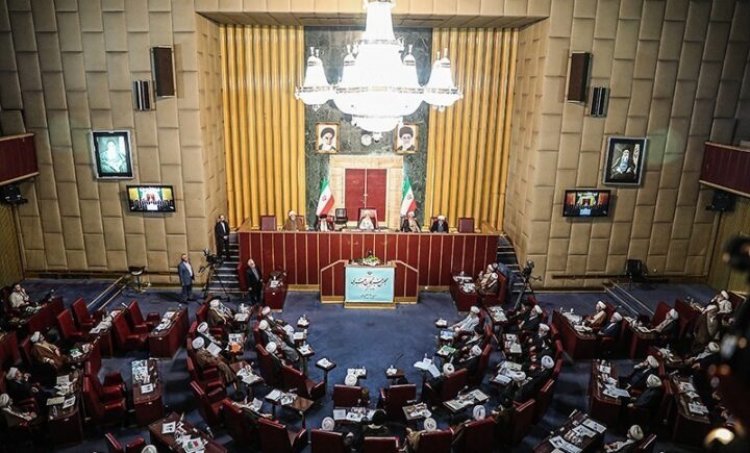 آلية اختيار القائد في إيران بعد اغتيال المرشد الأعلى الإيراني وصلاحياته الدستورية