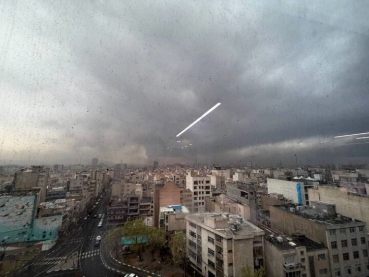 «مطر أسود» يخيم على طهران بعد حرائق مستودعات النفط