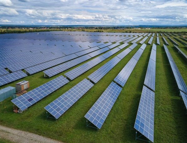 أضرار بـ1.5 مليار دولار جراء استهداف مستودع لمعدات الطاقة الشمسية في إيران