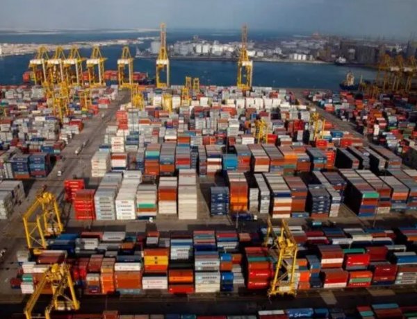 مسؤول إيراني: 7000 حاوية إيرانية عالقة في ميناء جبل علي