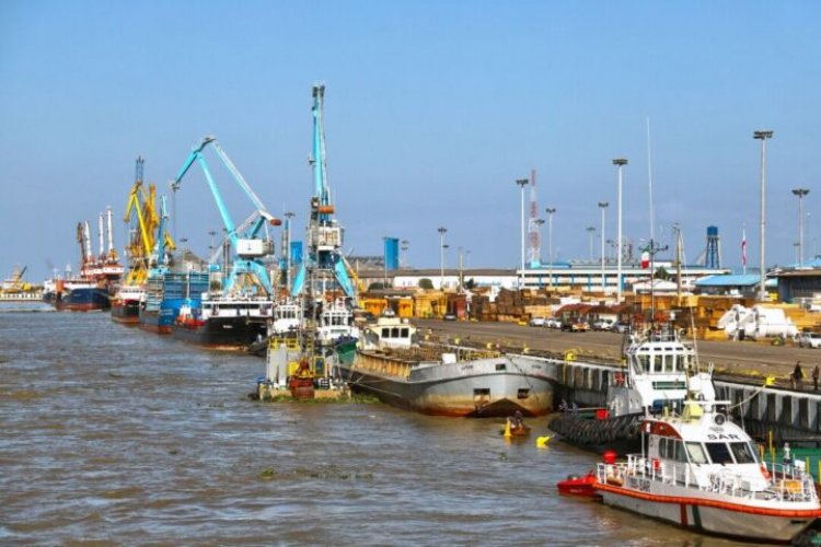 إيران: أعدنا توجيه مسارات توفير السلع الأساسية بعيدا عن موانئ الجنوب