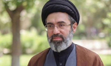 مسؤول إيراني رفيع يروي كيف نجا آية الله مجتبى السيد خامنئي يوم استشهاد والده