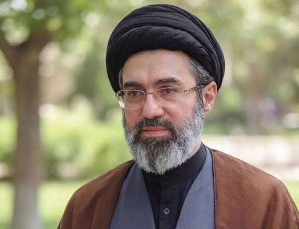 مسؤول إيراني رفيع يروي كيف نجا آية الله مجتبى السيد خامنئي يوم استشهاد والده
