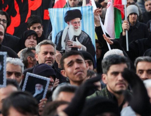 صحيفة إيرانية: لا يجوز ولا يمكن إيقاف الحرب إلا بالثأر للمرشد الأعلى الشهيد
