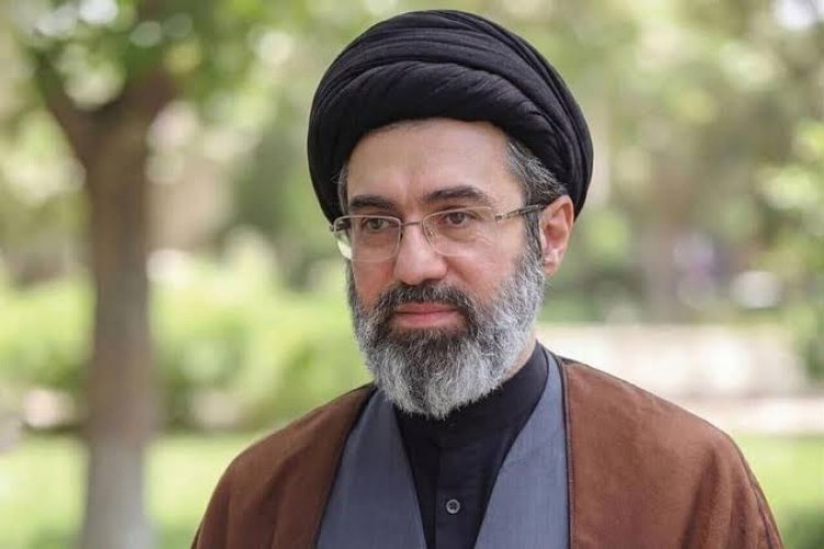 مسؤول إيراني رفيع يروي كيف نجا آية الله مجتبى السيد خامنئي يوم استشهاد والده