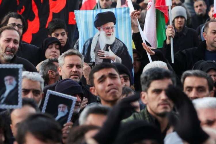 صحيفة إيرانية: لا يجوز ولا يمكن إيقاف الحرب إلا بالثأر للمرشد الأعلى الشهيد