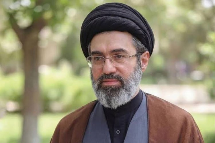 مسؤول إيراني رفيع يروي كيف نجا آية الله مجتبى السيد خامنئي يوم استشهاد والده